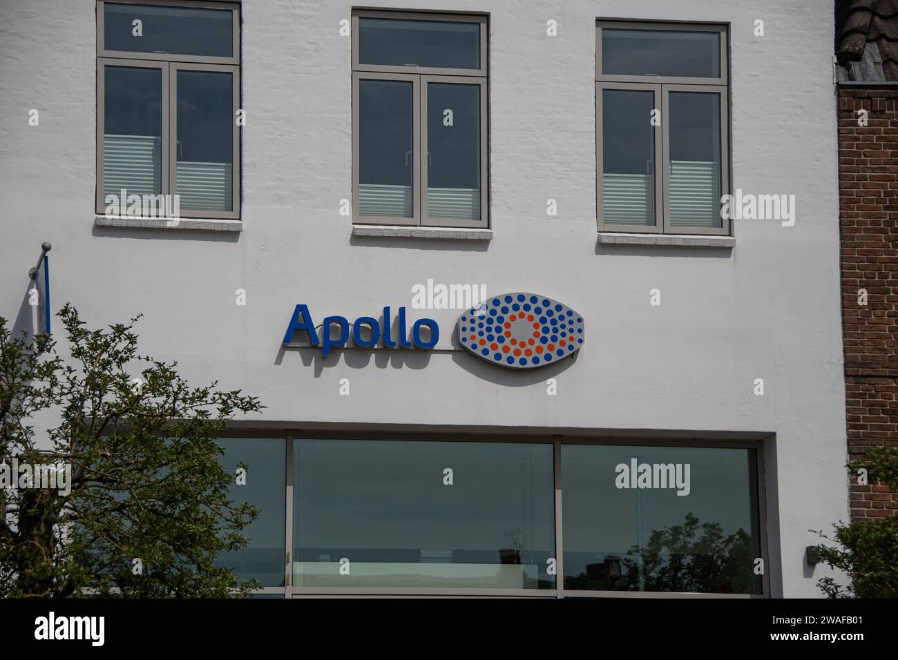 Husum, Germania 14 maggio 2023, il logo del marchio della società ottica “Apollo” davanti a una filiale di Husum Foto Stock