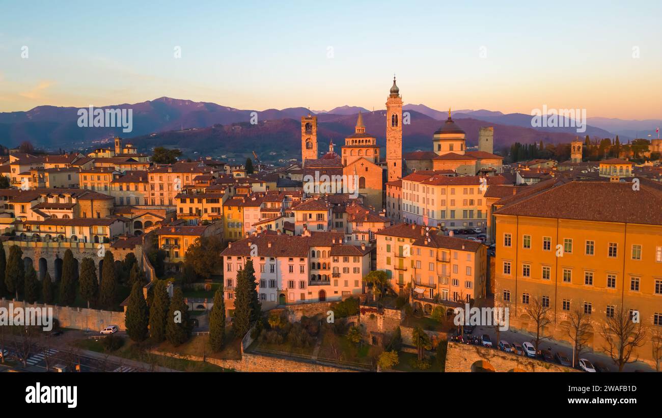 Città alta - Bergamo, Italia. Vista aerea con droni della città vecchia all'alba. Paesaggio nel centro della città, i suoi edifici storici. Foto Stock