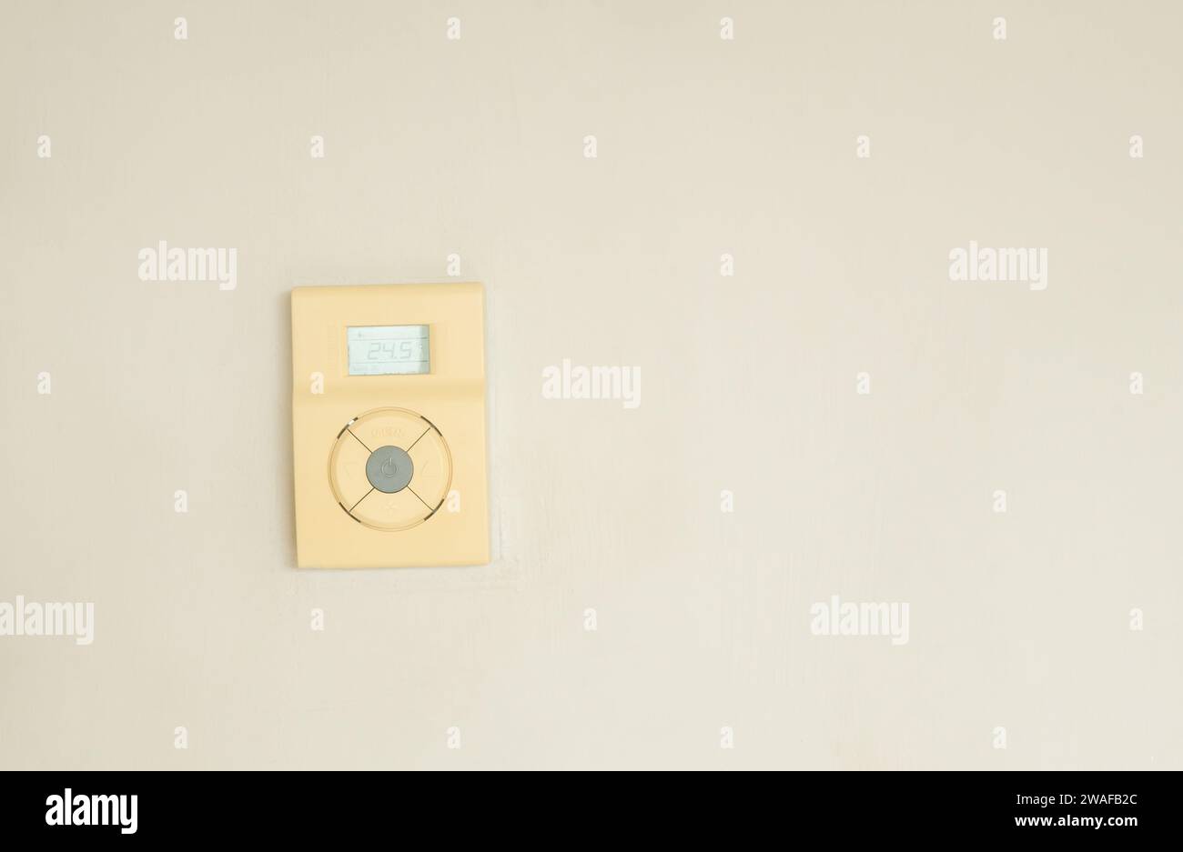 Il climatizzatore digitale è installato sulla parete dell'hotel su sfondo bianco o grigio con spazio per le copie. Foto Stock