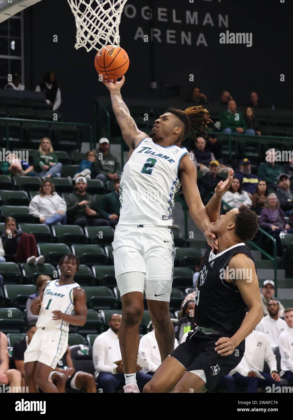 New Orleans, USA. 3 gennaio 2024. L'attaccante di Tulane Green Wave Gregg Glenn III (2) sparò contro la guardia dei Rice Owls Gabe Warren (21) durante una partita di basket maschile della American Athletic Conference alla Fogleman Arena di New Orleans, Louisiana, mercoledì 3 gennaio 2024. (Foto di Peter G. Forest/Sipa USA) credito: SIPA USA/Alamy Live News Foto Stock