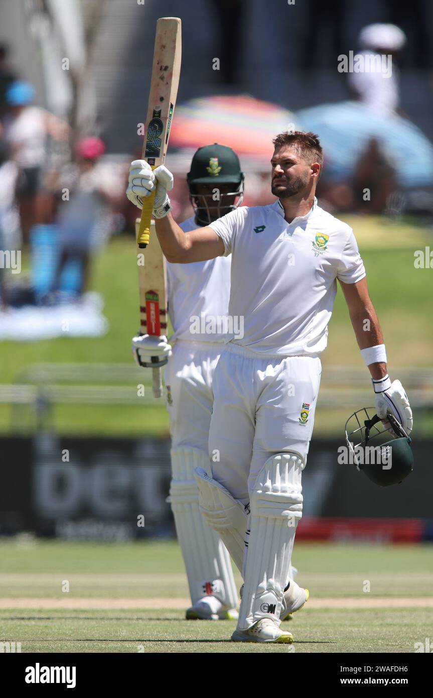 CITTÀ DEL CAPO, SUDAFRICA - 04 GENNAIO: Il sudafricano Aiden Markram festeggia il raggiungimento del suo secolo durante il secondo giorno del 2° test match tra Sudafrica e India al Newlands Cricket Ground il 4 gennaio 2024 a città del Capo, in Sudafrica. Foto di Shaun Roy/Alamy Live News Foto Stock