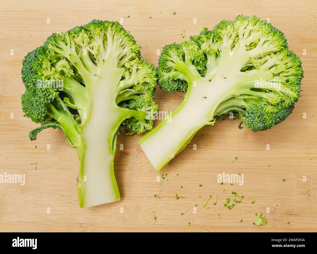 Due metà di broccoli verdi freschi su tavola di legno. Una verdura appetitosa per una dieta sana. Foto Stock