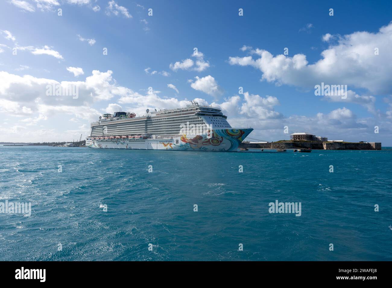 Una vista mozzafiato della fuga delle navi da crociera norvegesi Foto Stock