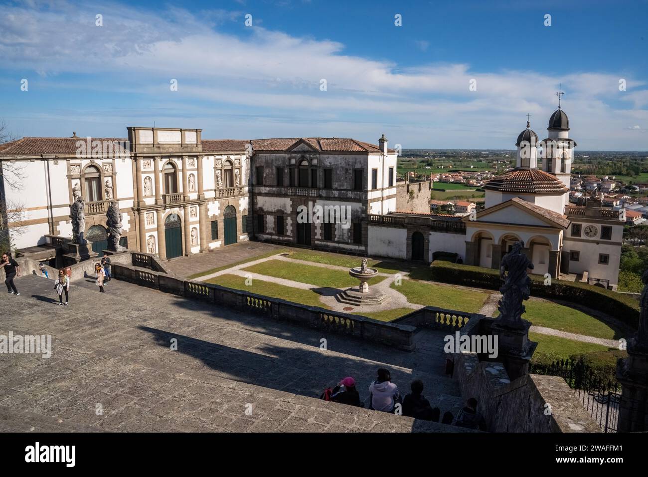 Monselice, Italia-16 aprile 2023: Veduta dell'Oratorio di San Giorgio e di Villa Duodo a Monselice durante una giornata di sole Foto Stock