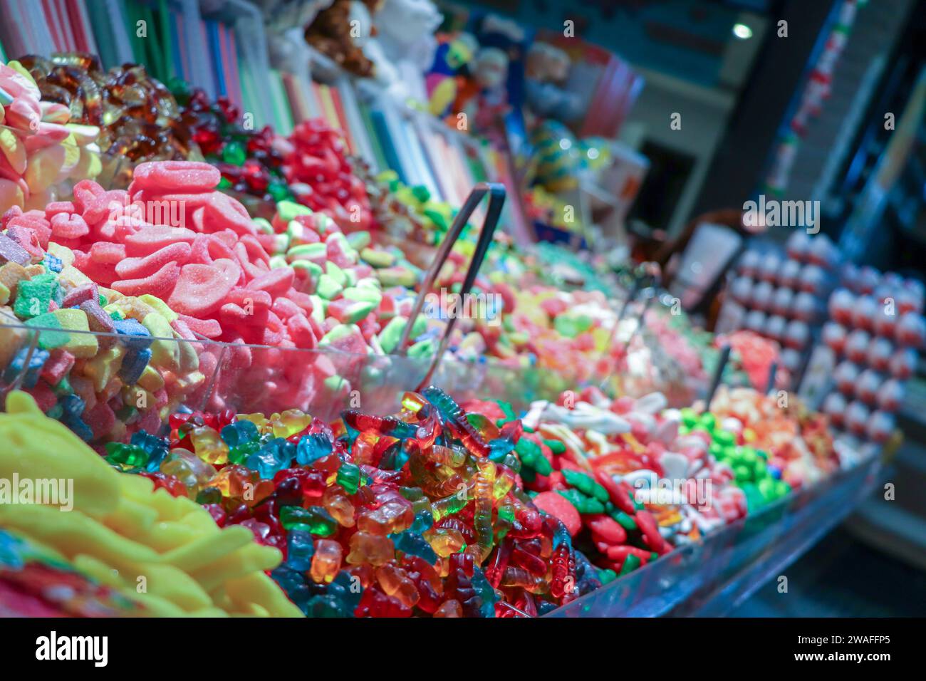 Banco di caramelle in un negozio di caramelle. Pieno di caramelle colorate, tra cui orsi gommosi. Fotografia mirata Foto Stock