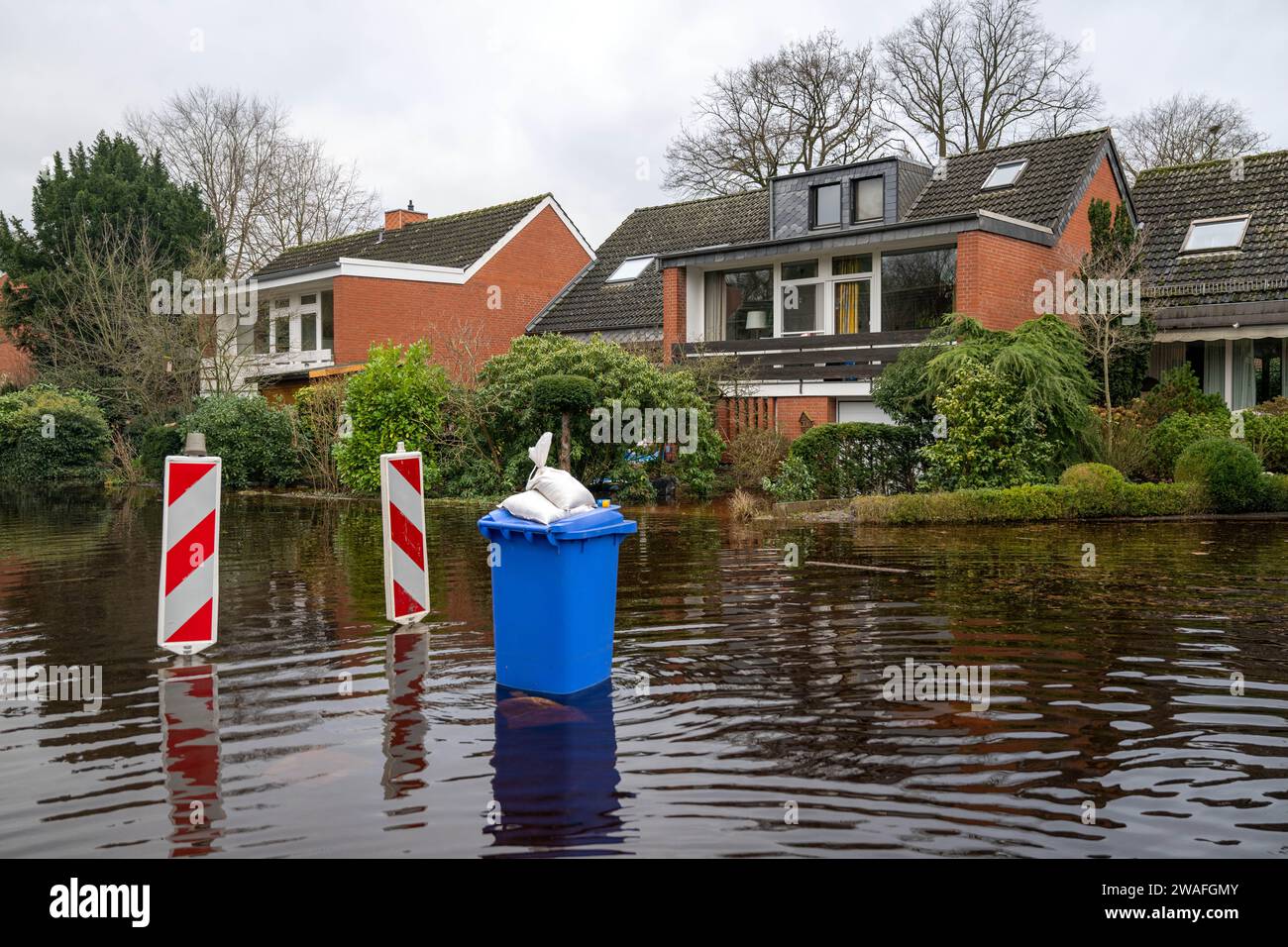 Lilienthal, Germania. 4 gennaio 2024. Case nella zona alluvionale nel comune di Lilienthal vicino Brema. Crediti: Sina Schuldt/dpa/Alamy Live News Foto Stock