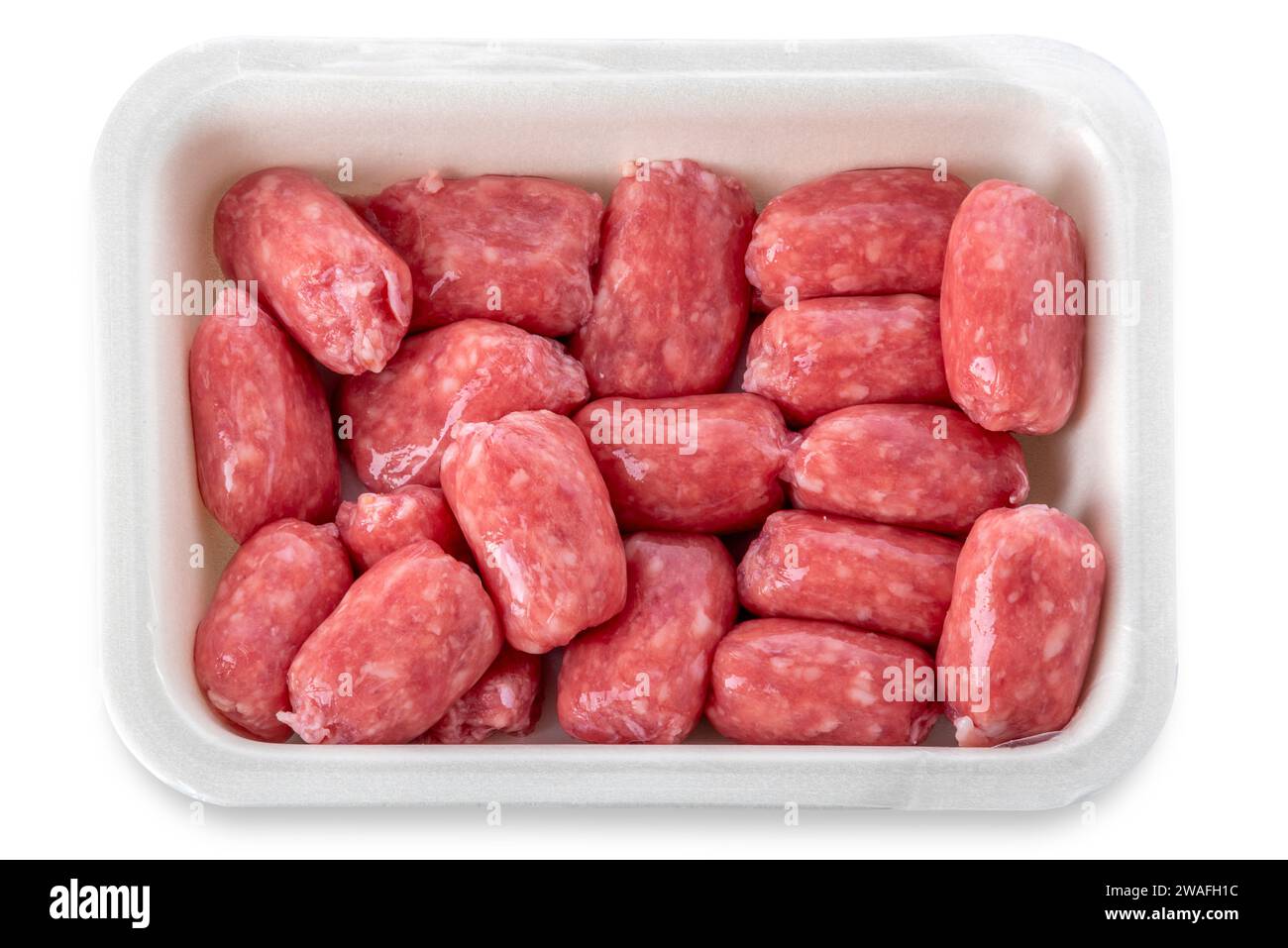 Salsiccia cruda tritata in vassoio di plastica in vendita isolata su bianco con percorso di ritaglio incluso Foto Stock
