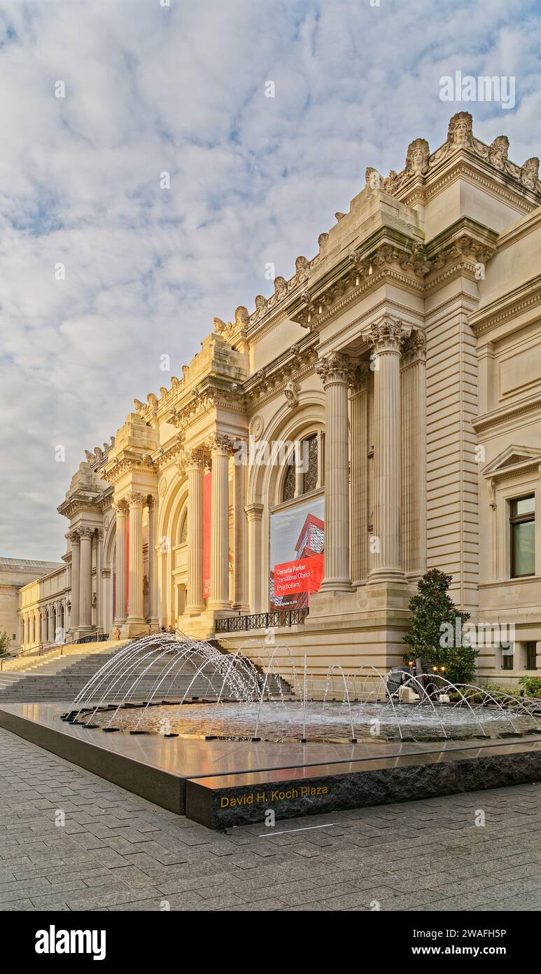 Le fontane animano il Metropolitan Museum of Art, un monumentale amalgama di architetti e stili, parte del famoso "Museum Mile" di New York. Foto Stock