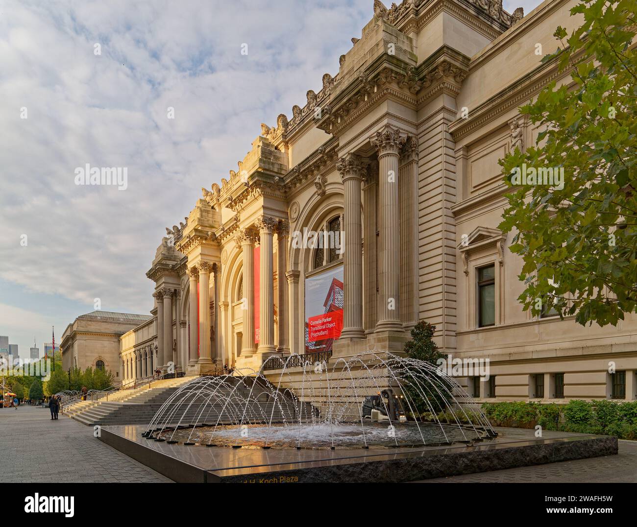 Le fontane animano il Metropolitan Museum of Art, un monumentale amalgama di architetti e stili, parte del famoso "Museum Mile" di New York. Foto Stock