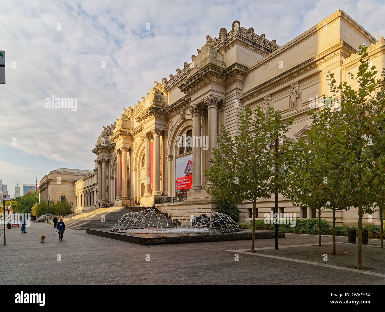 Le fontane animano il Metropolitan Museum of Art, un monumentale amalgama di architetti e stili, parte del famoso "Museum Mile" di New York. Foto Stock