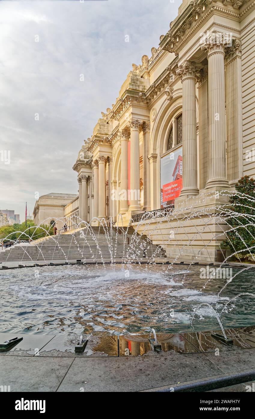 Le fontane animano il Metropolitan Museum of Art, un monumentale amalgama di architetti e stili, parte del famoso "Museum Mile" di New York. Foto Stock