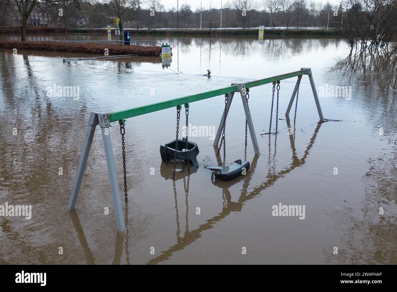 Bridgnorth, Shropshire, 4 gennaio 2024 - le inondazioni di Storm Henk continuano a colpire le aree lungo il fiume Severn. Bridgnorth ha anche visto devastanti allagamenti con campi da rugby sotto diversi piedi e lappatura d'acqua alle gomme di una muscle car americana. Il venerdì mattina, i livelli dei fiumi raggiungono livelli molto vicini a livelli record. Credito: Stop Press Media/Alamy Live News Foto Stock