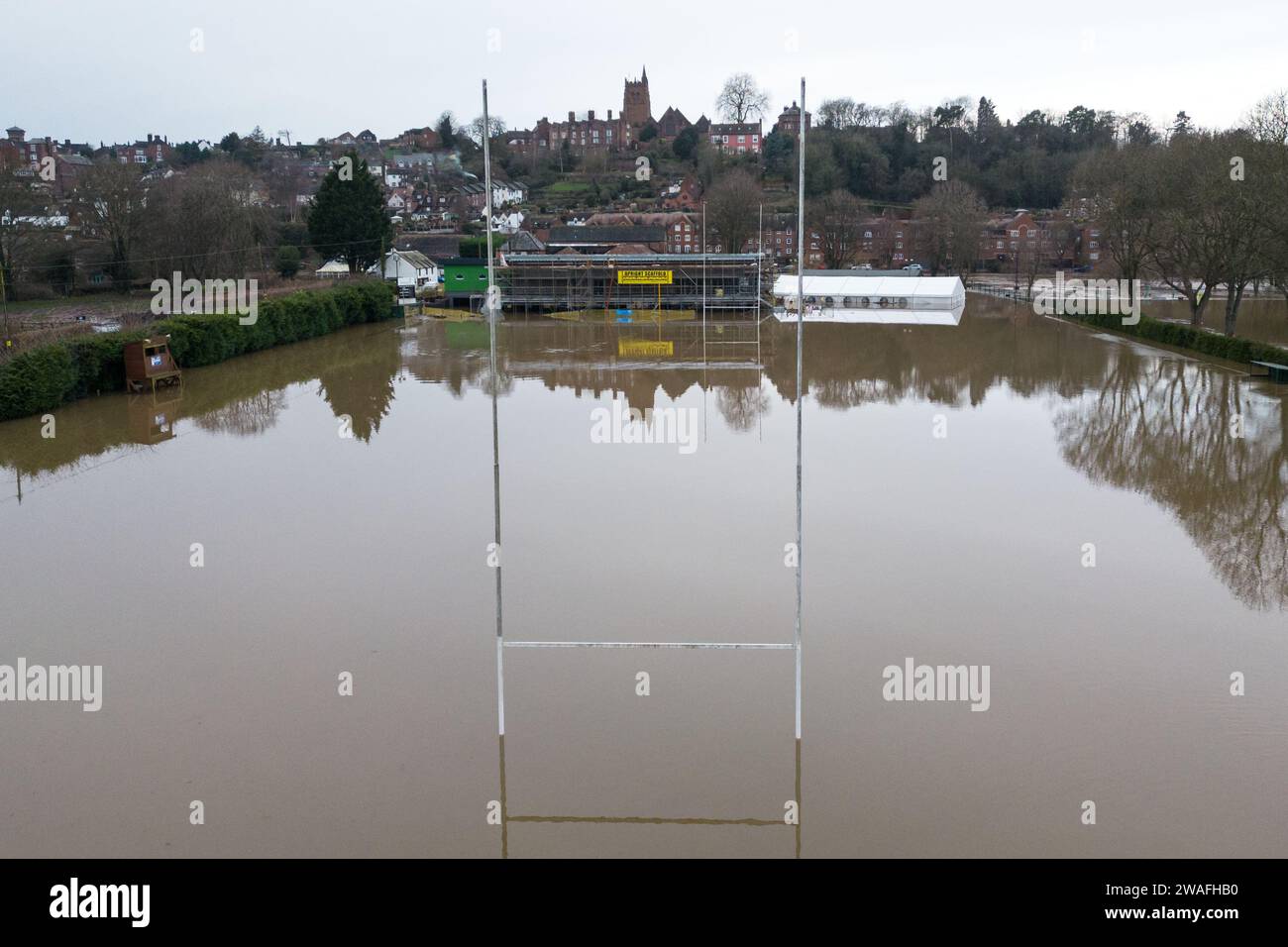 Bridgnorth, Shropshire, 4 gennaio 2024 - le inondazioni di Storm Henk continuano a colpire le aree lungo il fiume Severn. Bridgnorth ha anche visto devastanti allagamenti con campi da rugby sotto diversi piedi e lappatura d'acqua alle gomme di una muscle car americana. Il venerdì mattina, i livelli dei fiumi raggiungono livelli molto vicini a livelli record. Credito: Stop Press Media/Alamy Live News Foto Stock