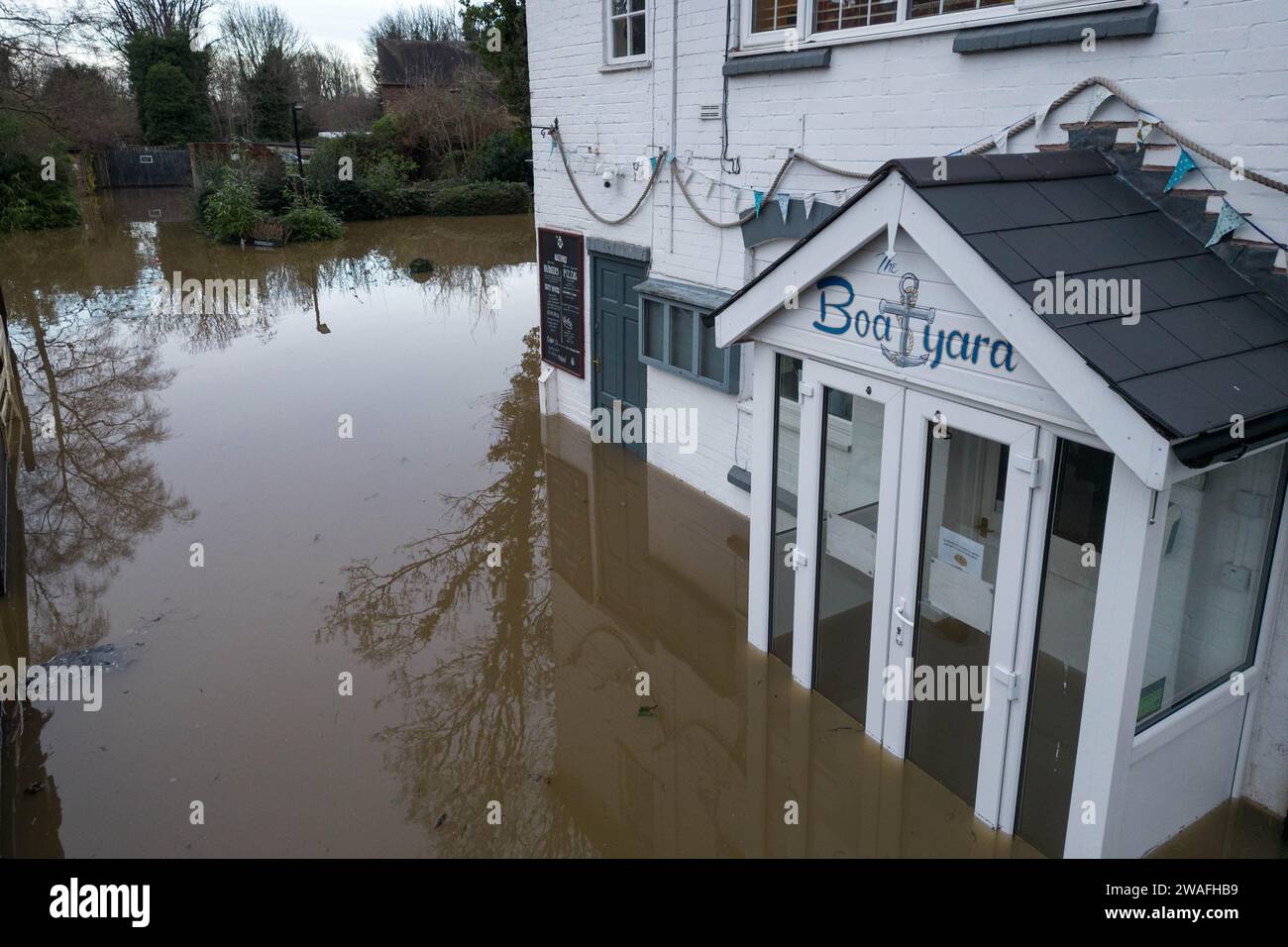 Bridgnorth, Shropshire, 4 gennaio 2024 - le inondazioni di Storm Henk continuano a colpire le aree lungo il fiume Severn. Bridgnorth ha anche visto devastanti allagamenti con campi da rugby sotto diversi piedi e lappatura d'acqua alle gomme di una muscle car americana. Il venerdì mattina, i livelli dei fiumi raggiungono livelli molto vicini a livelli record. Credito: Stop Press Media/Alamy Live News Foto Stock