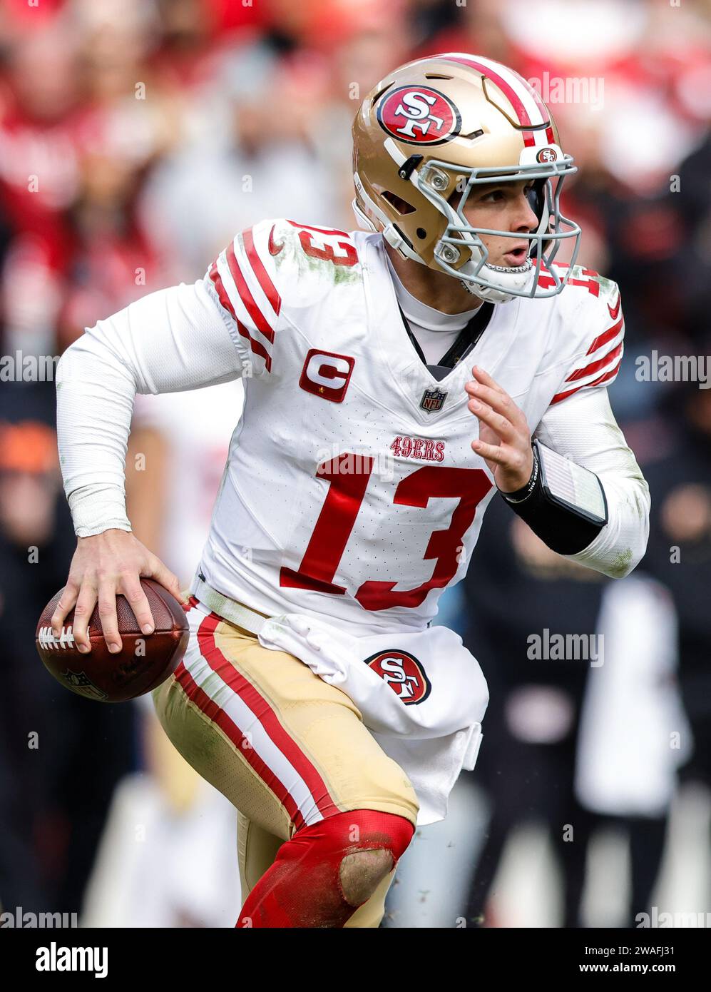 Il quarterback dei San Francisco 49ers Brock Purdy (13) si mette alla ricerca di un bersaglio aperto contro i Washington Commanders al FedEx Field il mese di dicembre Foto Stock