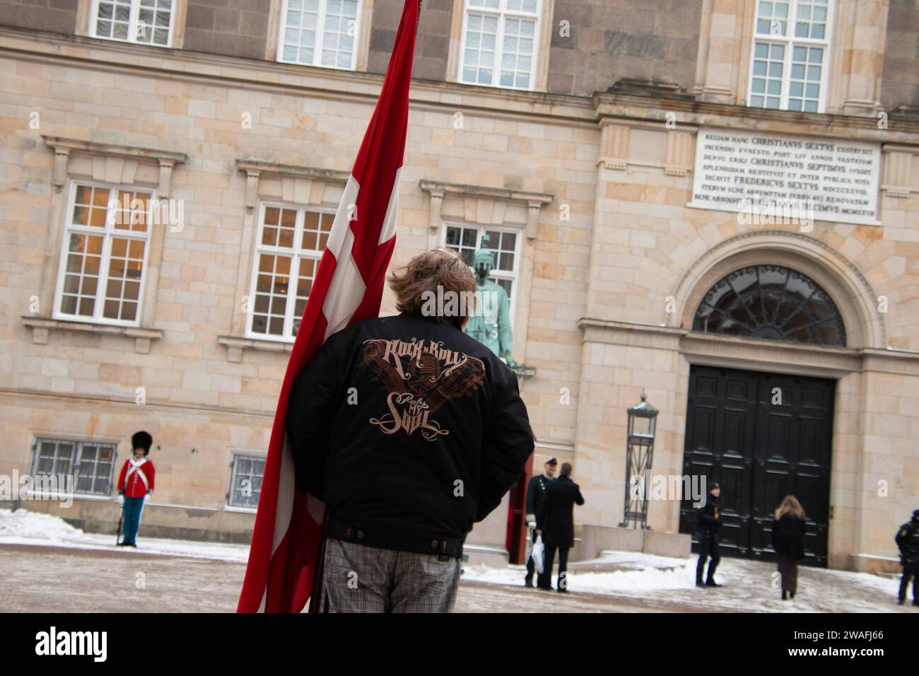 La persona con la bandiera danese prima della regina cavalca sul Gold Coach, scortata dal Guard Hussar Regiments Mounted Squadron dal palazzo di Christiansborg ad Amalienborg giovedì 4 gennaio 2024 Copenhagen Prins Jorgens Gaard Danimarca Copyright: XKristianxTuxenxLadegaardxBergx IMG 3167 Foto Stock