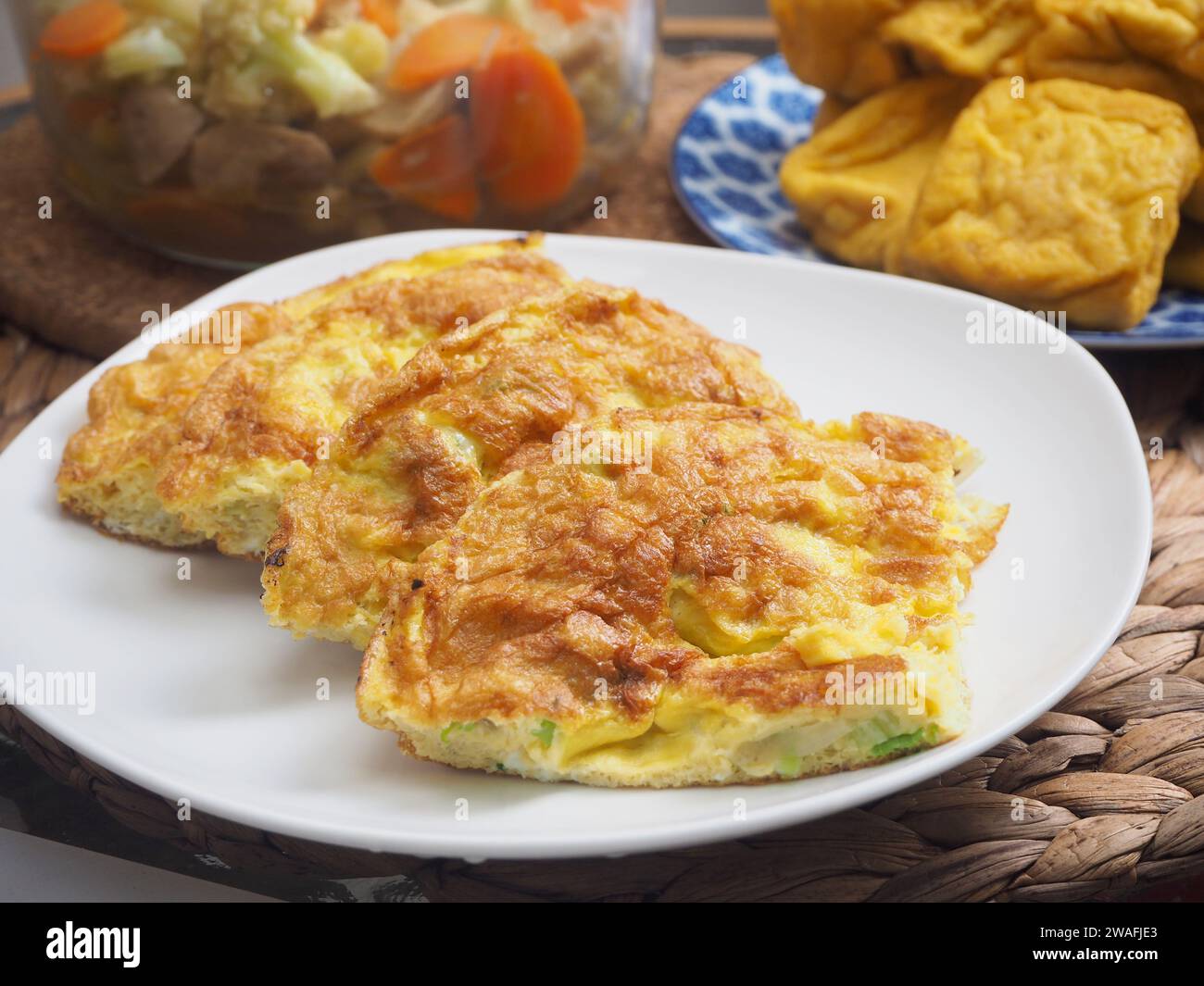 Omelette indonesiana tradizionale, Telur Dadar, uova con cipolla rossa e porri ricoperti Foto Stock
