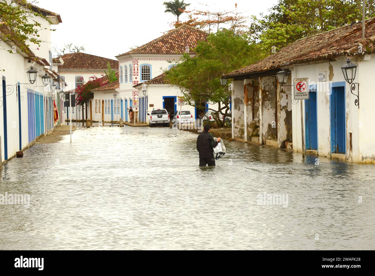 Paraty con strade allagate da alta marea (pulizia delle strade). Costa Verde, Brasile. Foto Stock
