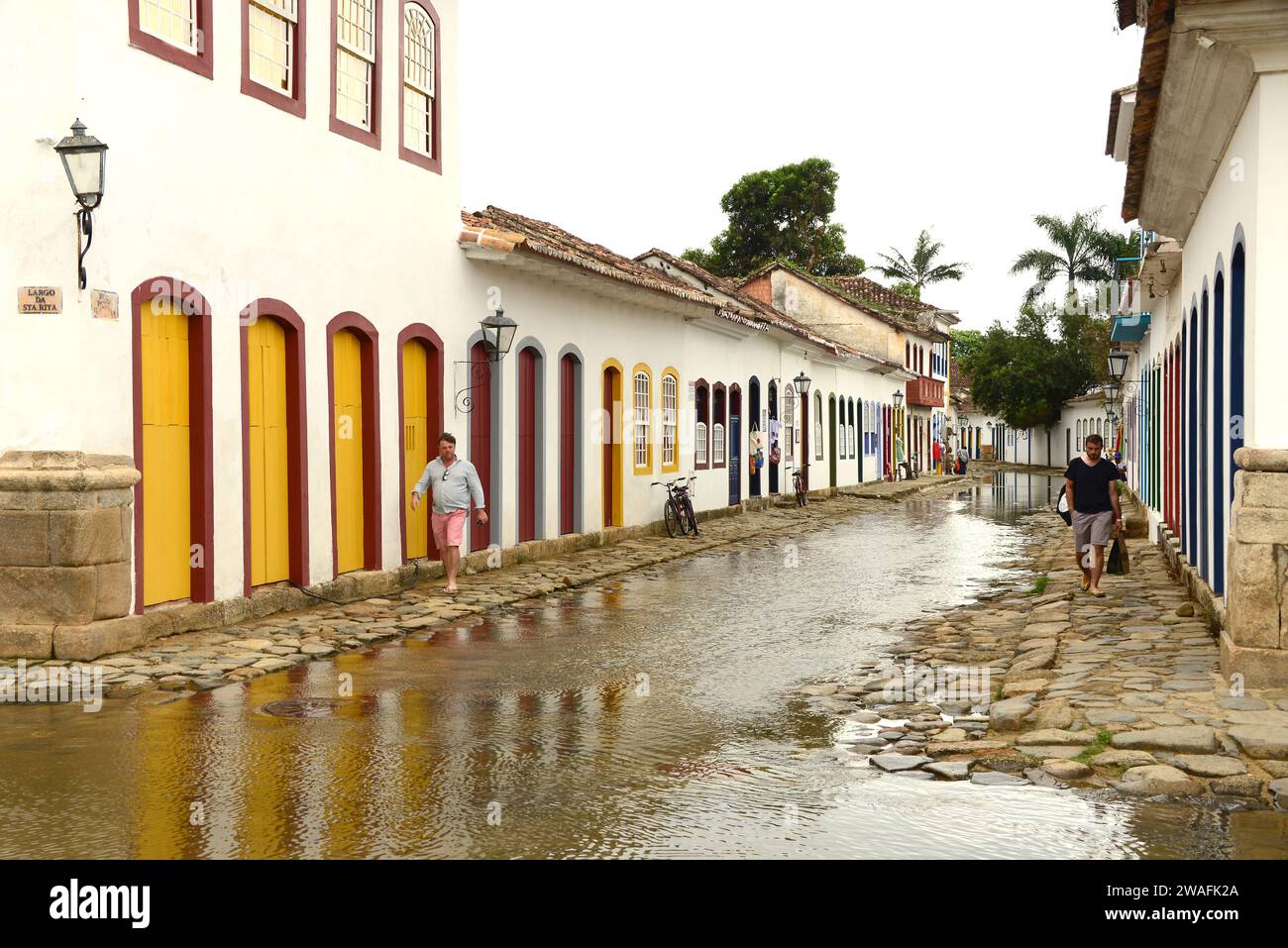 Paraty con strade allagate da alta marea (pulizia delle strade). Costa Verde, Brasile. Foto Stock