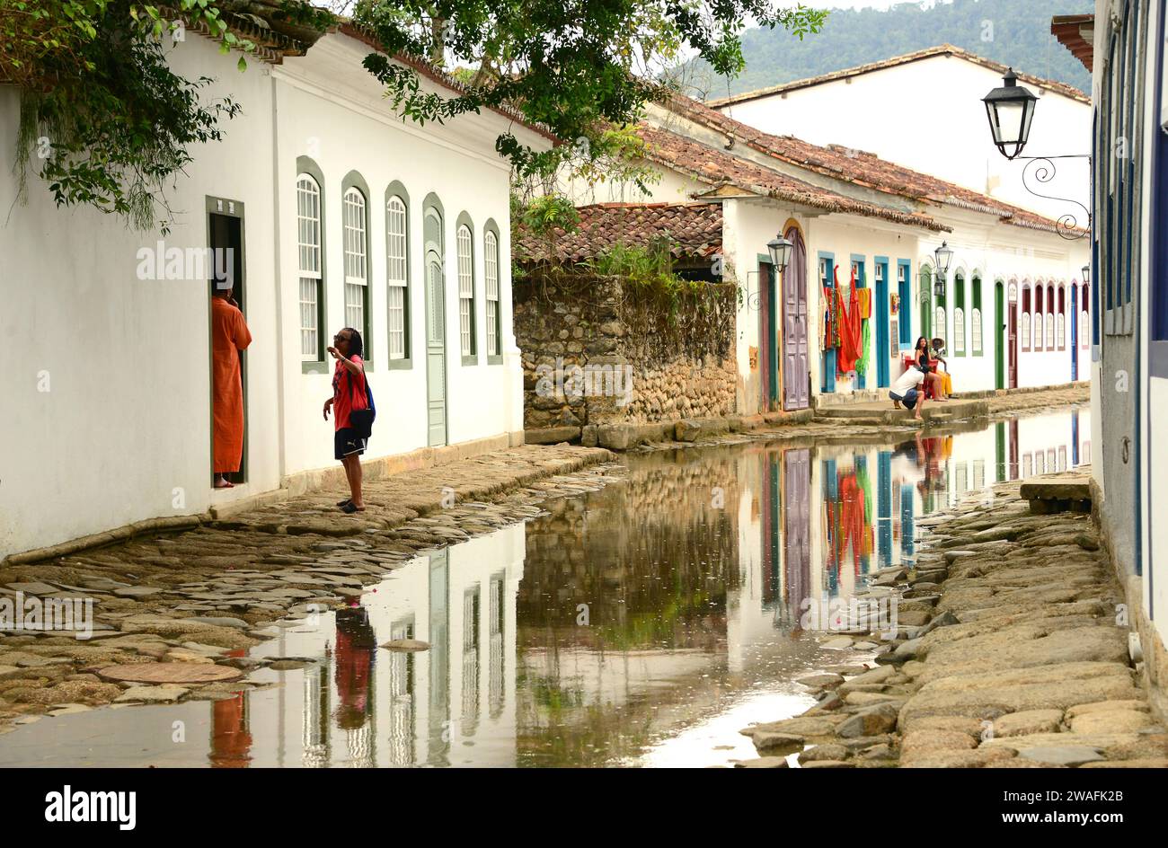 Paraty con strade allagate da alta marea (pulizia delle strade). Costa Verde, Brasile. Foto Stock