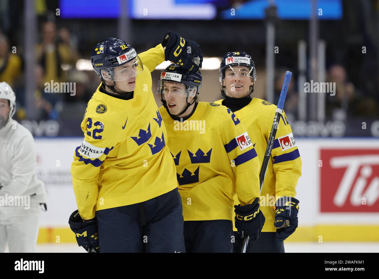 GOTHENBURG, SVERIGE 20240104Jonathan Lekkerimäki (C), in Svezia, celebra il punteggio con Anton Wahlberg (L) durante il campionato mondiale juniores IIHF Foto Stock