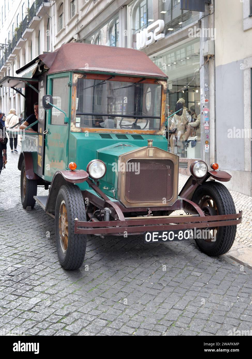 Lisbona, Portogallo - 28 settembre 2022: Green retro van Fleur de Lys per le strade di Lisbona Foto Stock