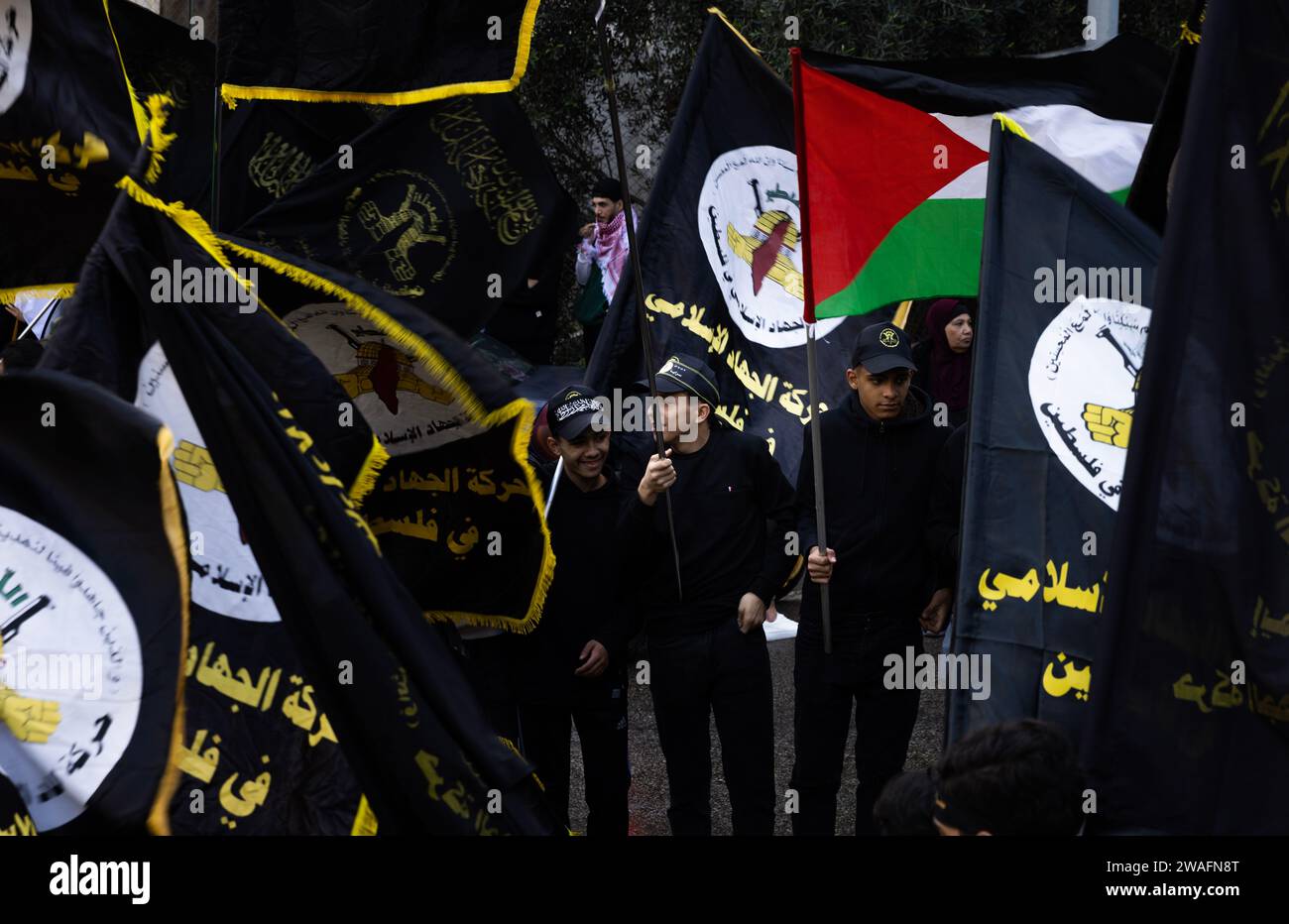 Beirut, Libano. 4 gennaio 2024. I ragazzi detengono bandiere palestinesi a circondate dalle bandiere nere della Jihad islamica durante il funerale di Saleh al-Arouri, vice capo dell'ufficio politico di Hamas, a Beirut, in Libano, il 4 gennaio 2024. Fu ucciso da un drone in un sobborgo di Beirut il 2 gennaio. Israele è sospettato di aver ucciso al-Arouri, un comandante fondatore delle Brigate HamasÃs Qassam, ma hasnÃt ha confermato che erano loro. (Immagine di credito: © Daniel Carde/ZUMA Press Wire) SOLO USO EDITORIALE! Non per USO commerciale! Foto Stock