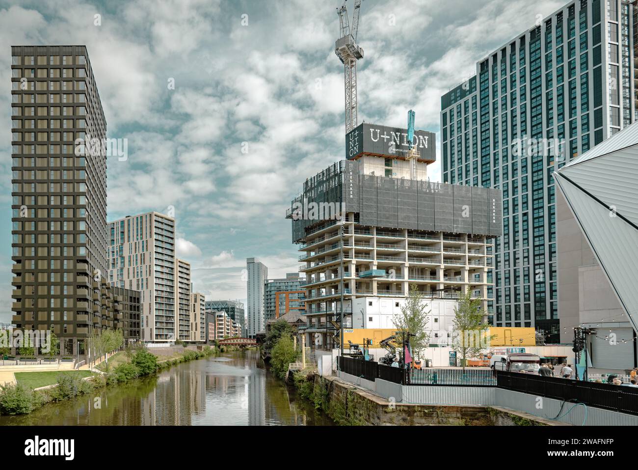 Paesaggio urbano che mostra l'architettura moderna nel cuore di Manchester. Gli appartamenti Union coliving possono essere visti in costruzione. Foto Stock