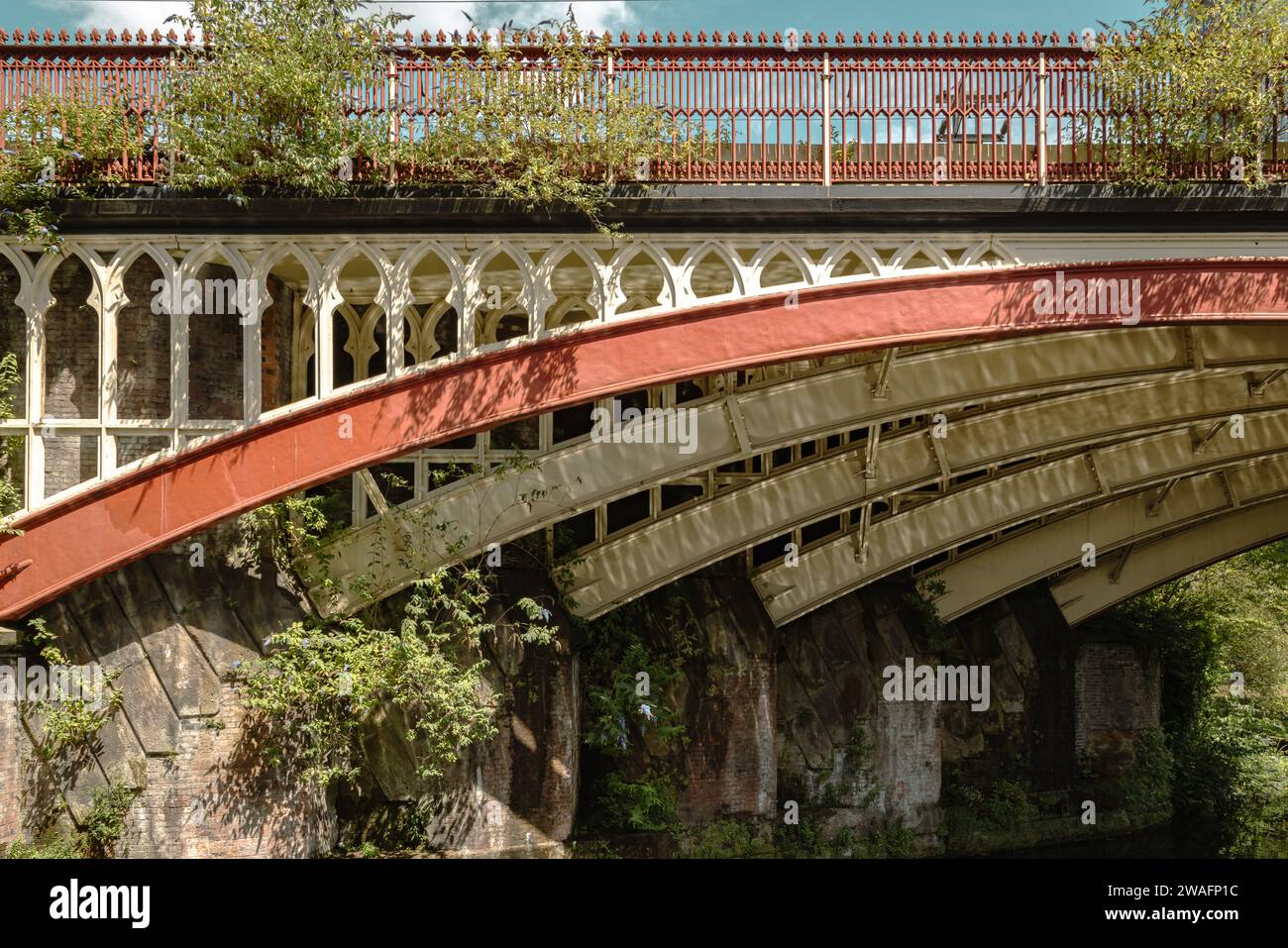 Dettaglio della bellezza architettonica di un ponte ferroviario vittoriano rosso e bianco. Esempio di eleganza e ingegneria vittoriana. Foto Stock