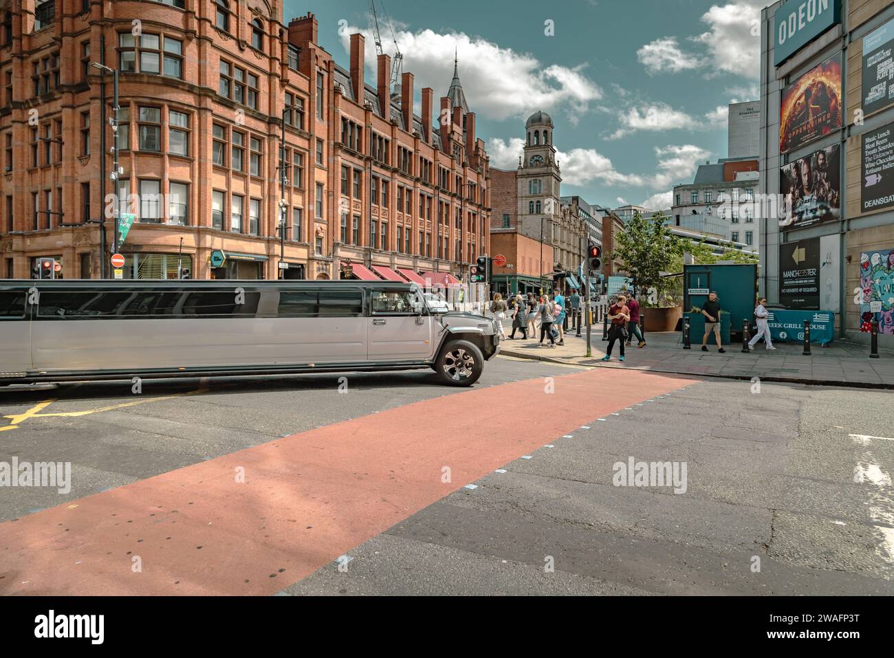 Un tratto di limousine Hummer che gira ad un incrocio stradale nel centro della città. Guida, festa, serata fuori, viaggi di lusso, concetto di celebrità Foto Stock