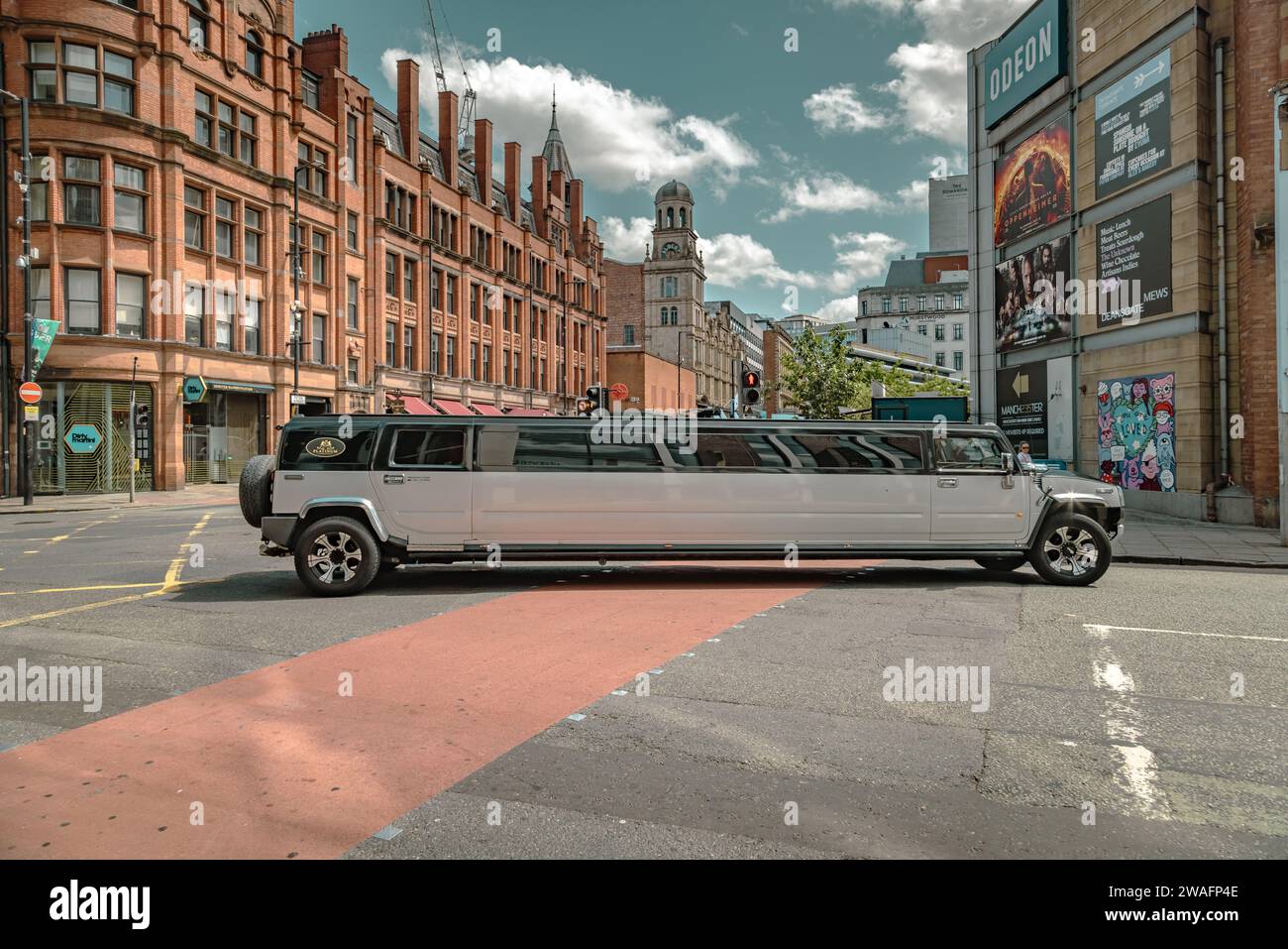 Un tratto di limousine Hummer che gira ad un incrocio stradale nel centro della città. Guida, festa, serata fuori, viaggi di lusso, concetto di celebrità Foto Stock