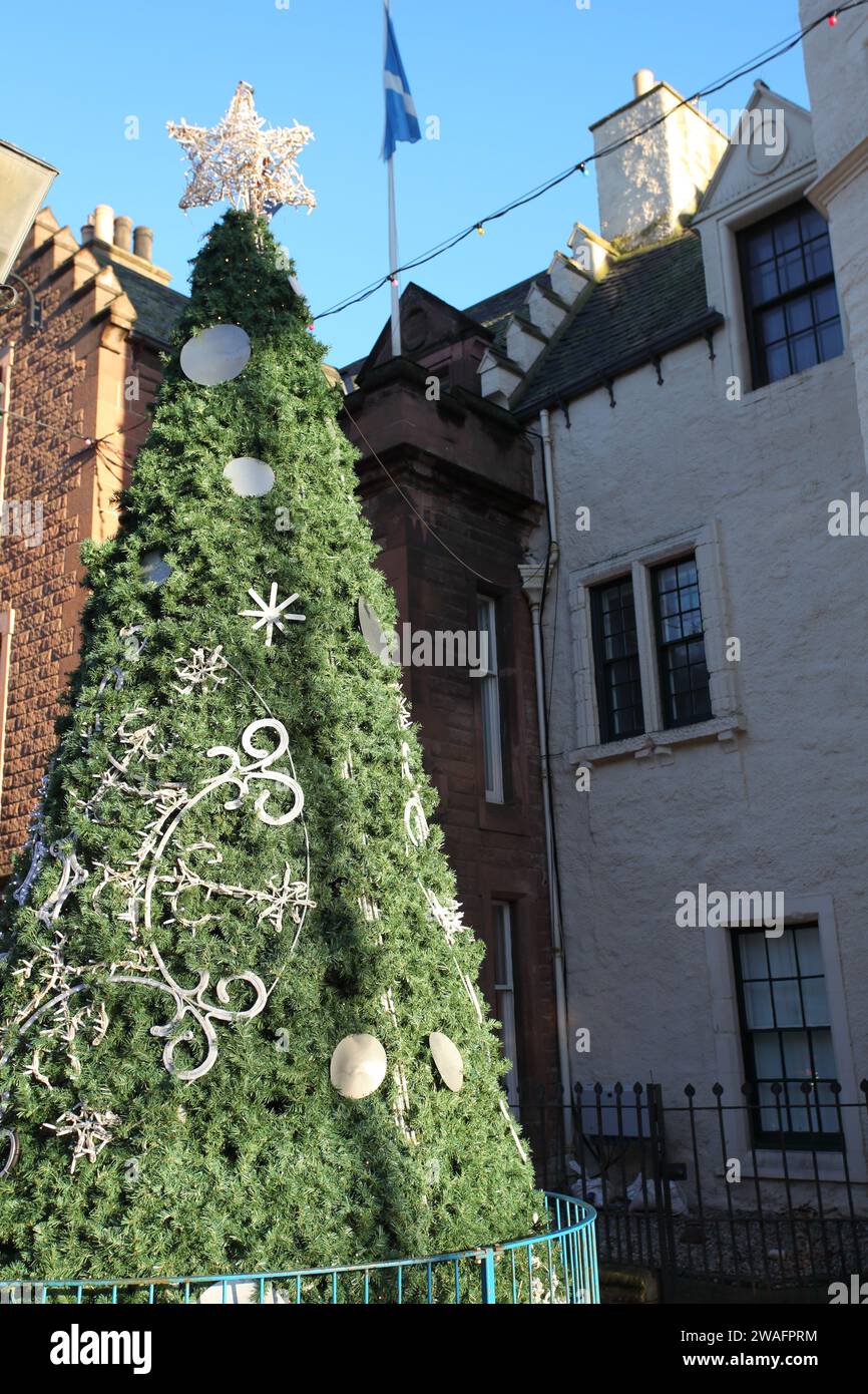 Albero di Natale e Dunbar Town House, conosciuta anche come Dunbar Tolbooth, Dunbar, East Lothian, Scozia Foto Stock