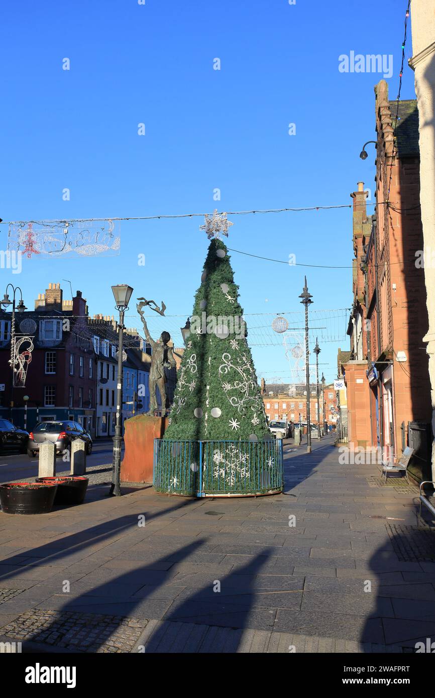 Albero di Natale e statua di John Muir nella strada principale di Dunbar, East Lothian, Scozia Foto Stock