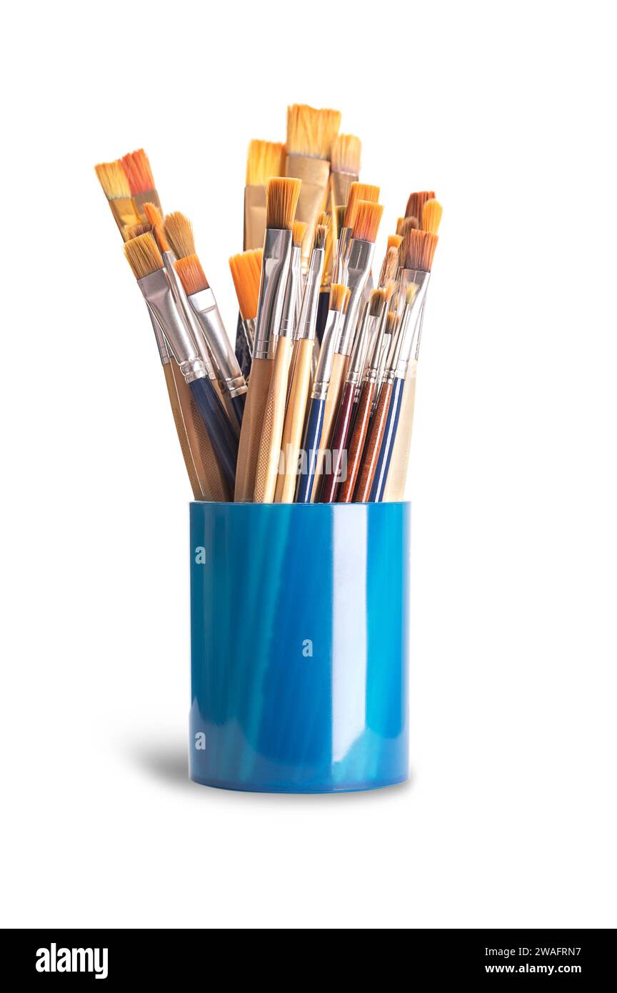 Pennelli in una tazza di plastica blu. Numerosi pennelli piatti e rotondi di varie dimensioni, utilizzati dagli artisti in un solo tratto di pittura. Foto Stock