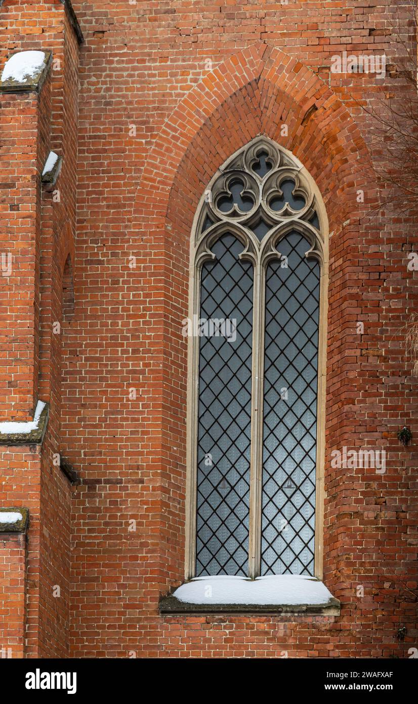 Un frammento della facciata di una storica chiesa neogotica. Foto Stock
