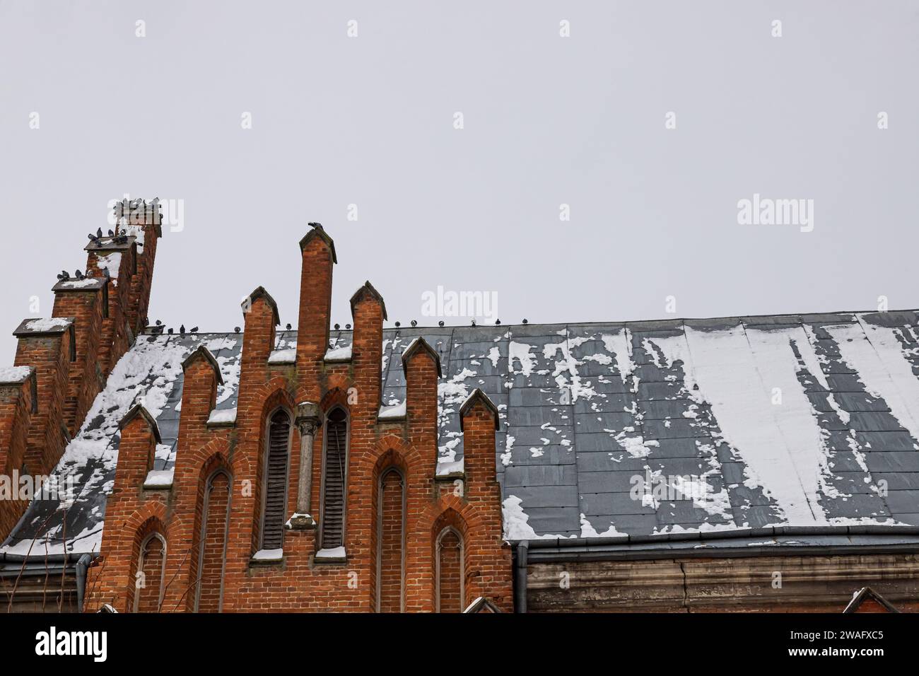 Un frammento della facciata di una storica chiesa neogotica. Foto Stock