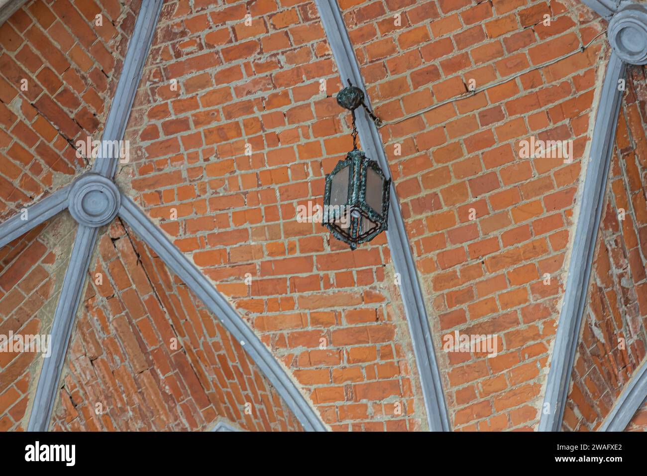 Un frammento della facciata di una storica chiesa neogotica. Foto Stock