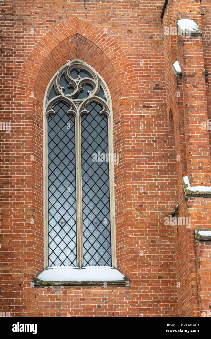 Un frammento della facciata di una storica chiesa neogotica. Foto Stock