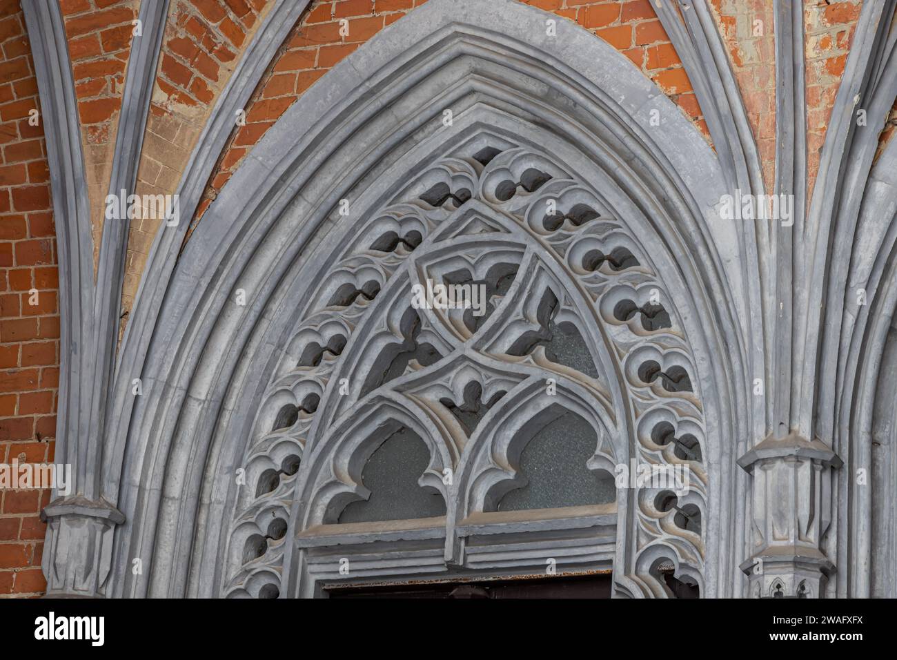 Un frammento della facciata di una storica chiesa neogotica. Foto Stock