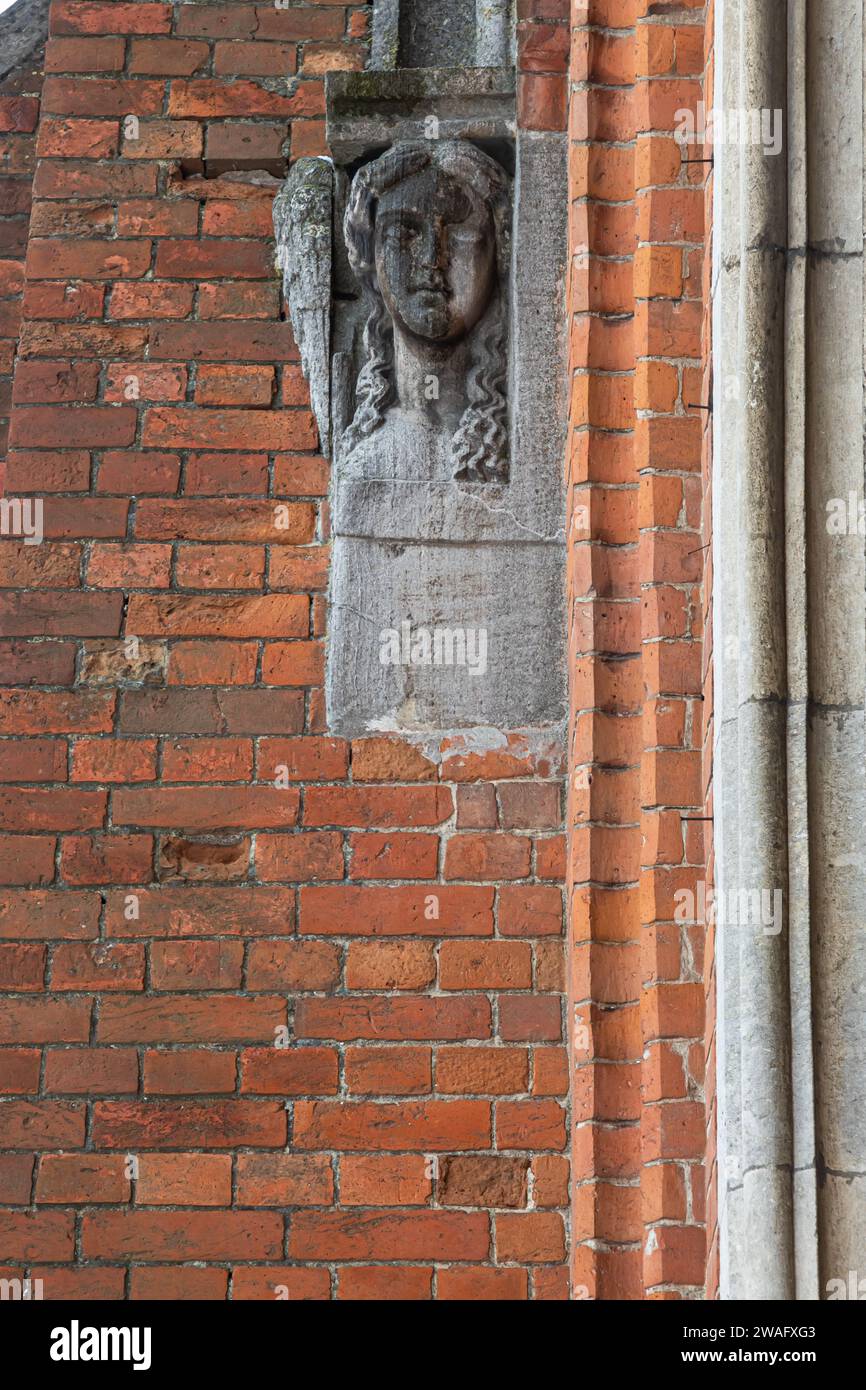 Un frammento della facciata di una storica chiesa neogotica. Foto Stock