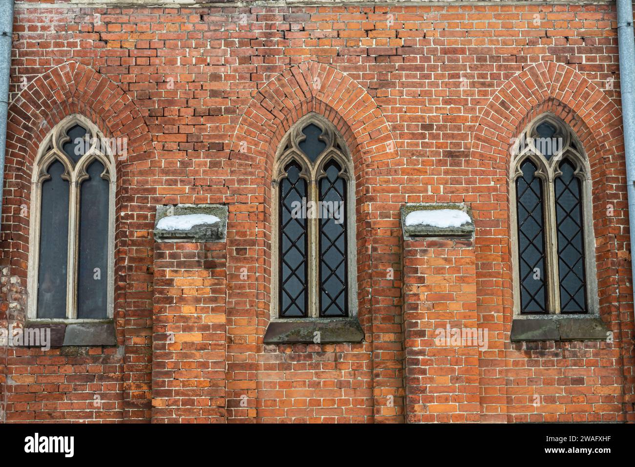 Un frammento della facciata di una storica chiesa neogotica. Foto Stock