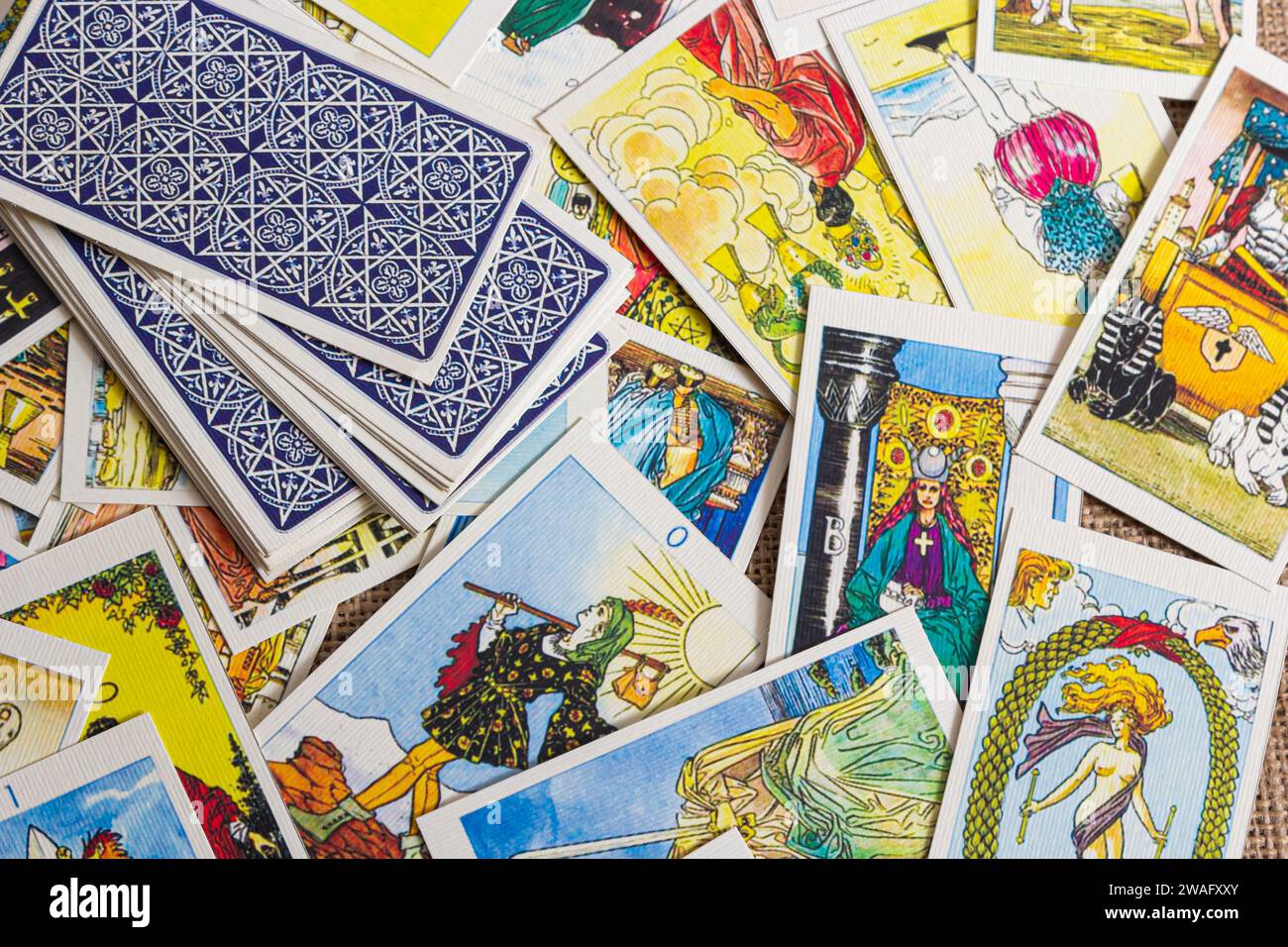 Sfondo con mucchio di carte tarocchi, il mazzo arcana maggiore. Fortuna che dice seance o rituale magico nero. Spaventate la vita ferma con occulto ed esoteri Foto Stock