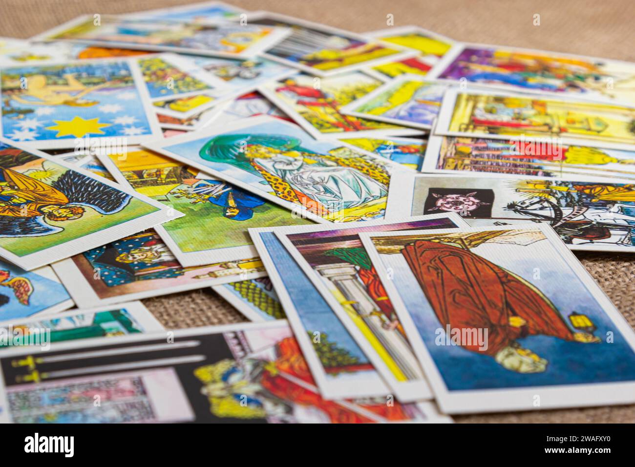 Sfondo con mucchio di carte tarocchi, il mazzo arcana maggiore. Fortuna che dice seance o rituale magico nero. Spaventate la vita ferma con occulto ed esoteri Foto Stock