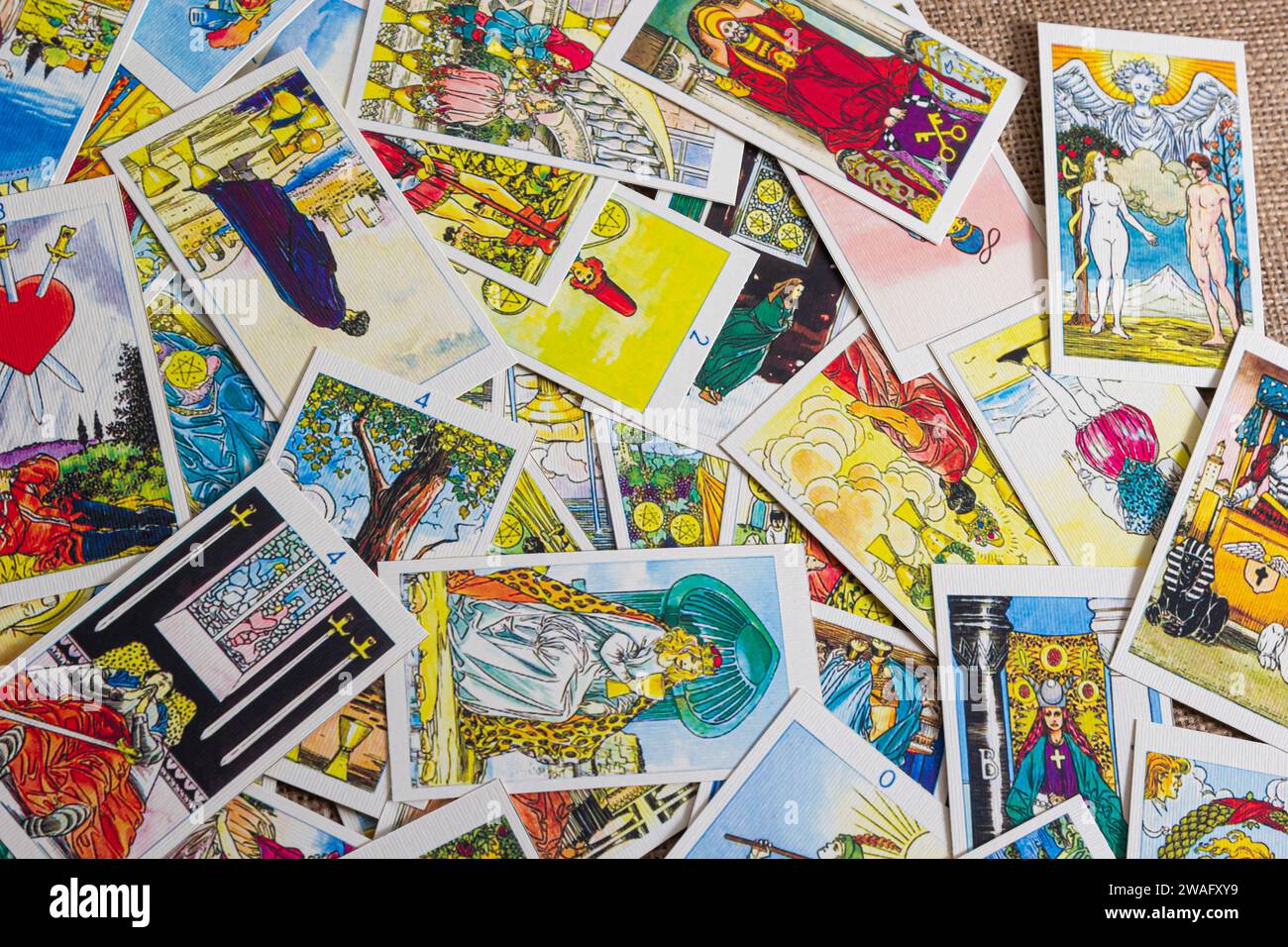 Sfondo con mucchio di carte tarocchi, il mazzo arcana maggiore. Fortuna che dice seance o rituale magico nero. Spaventate la vita ferma con occulto ed esoteri Foto Stock