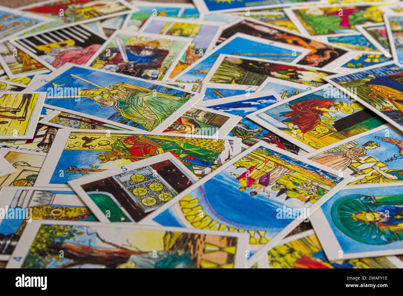 Sfondo con mucchio di carte tarocchi, il mazzo arcana maggiore. Fortuna che dice seance o rituale magico nero. Spaventate la vita ferma con occulto ed esoteri Foto Stock