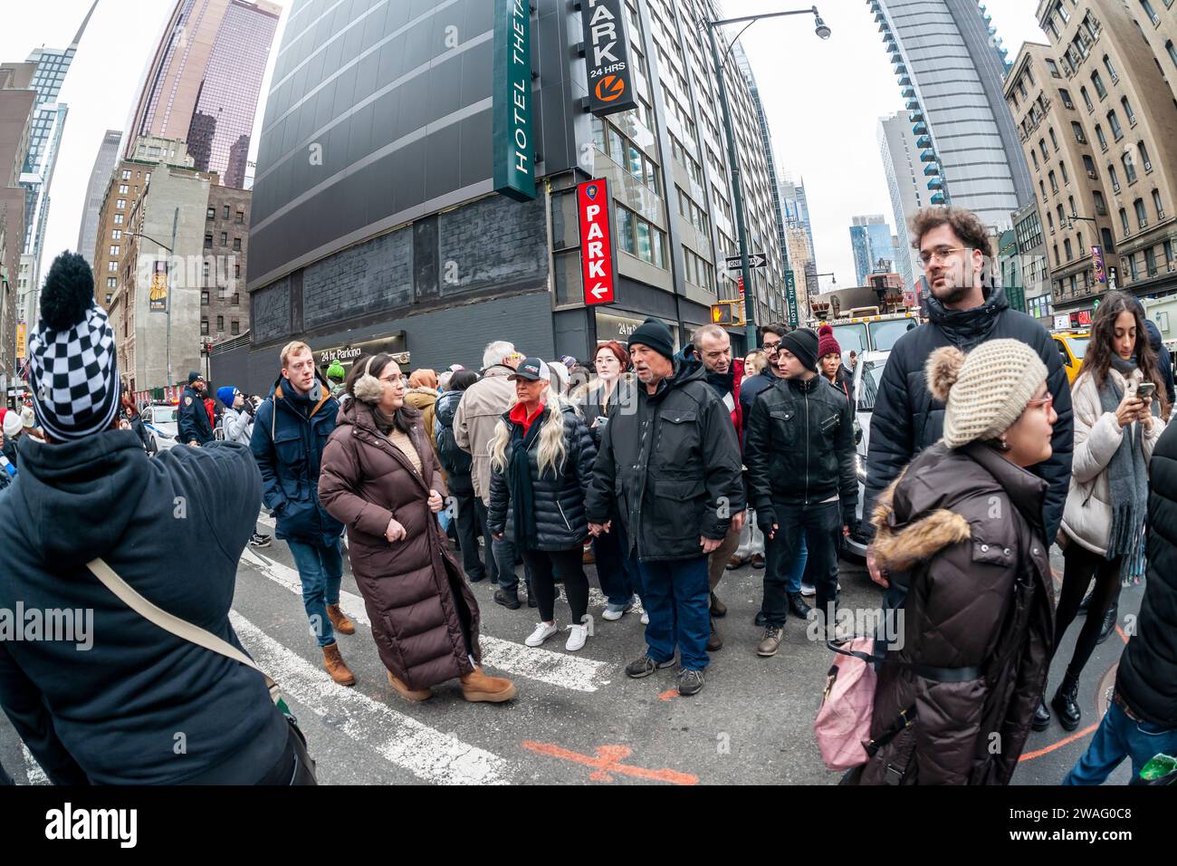 Migliaia di visitatori alle barricate della polizia in attesa di entrare a Times Square a New York domenica 31 dicembre 2023. Dopo che la polizia ha permesso l'ingresso, i festaioli hanno un'ora di attesa fino al nuovo anno. (© Richard B. Levine) Foto Stock