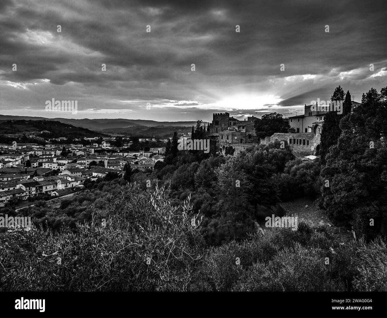 Tramonto sulla panoramica città vecchia toscana di Certaldo alto, Italia Foto Stock