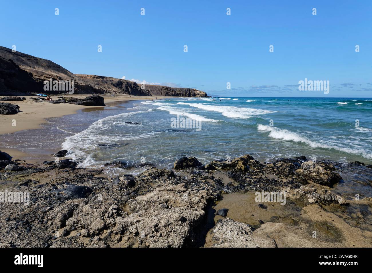 Playa del Viejo Rey (Spiaggia del Vecchio Re) e l'aspra costa rocciosa vulcanica, la Pared, Fuerteventura, Isole Canarie, settembre. Foto Stock