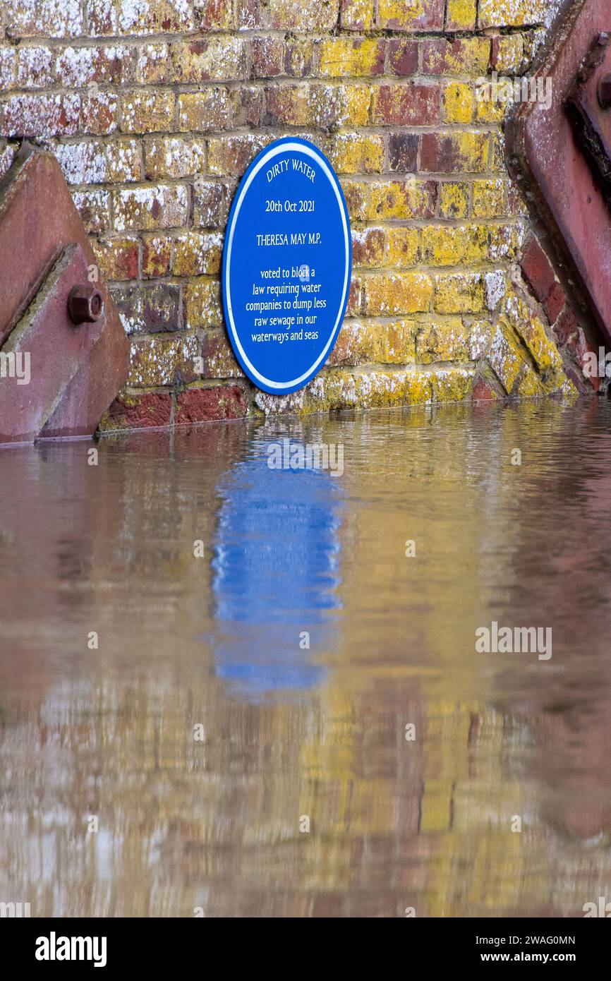 Sonning, Regno Unito. 4 gennaio 2024. Una targa blu dedicata a Theresa MP rimane sul Sonning Bridge. È stato installato lì dalla campagna per l'acqua sporca, parte della ribellione di estinzione. La targa è dedicata al deputato Theresa May ed ex primo ministro che vive a Sonning. Dice che ha votato per bloccare una legge che impone alle compagnie idriche di scaricare meno acque reflue nei nostri corsi d'acqua e mari. Credito: Maureen McLean/Alamy Foto Stock