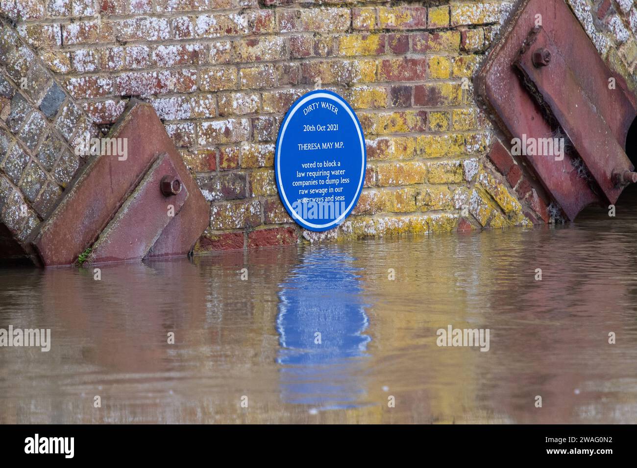 Sonning, Regno Unito. 4 gennaio 2024. Una targa blu dedicata a Theresa MP rimane sul Sonning Bridge. È stato installato lì dalla campagna per l'acqua sporca, parte della ribellione di estinzione. La targa è dedicata al deputato Theresa May ed ex primo ministro che vive a Sonning. Dice che ha votato per bloccare una legge che impone alle compagnie idriche di scaricare meno acque reflue nei nostri corsi d'acqua e mari. Credito: Maureen McLean/Alamy Foto Stock